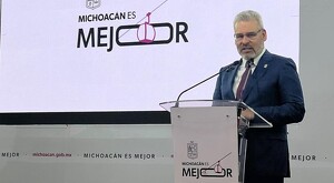 Gobernador de Michoacán, Alfredo Ramírez Bedolla, hablando frente a un podio delante de una pantalla durante una conferencia de prensa en materia de seguridad