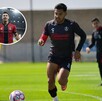 Un futbolista del Atlas (uniforme negro y rojo) corre en un campo de entrenamiento con una pelota a sus pies. El círculo insertado muestra a otro jugador, Martí