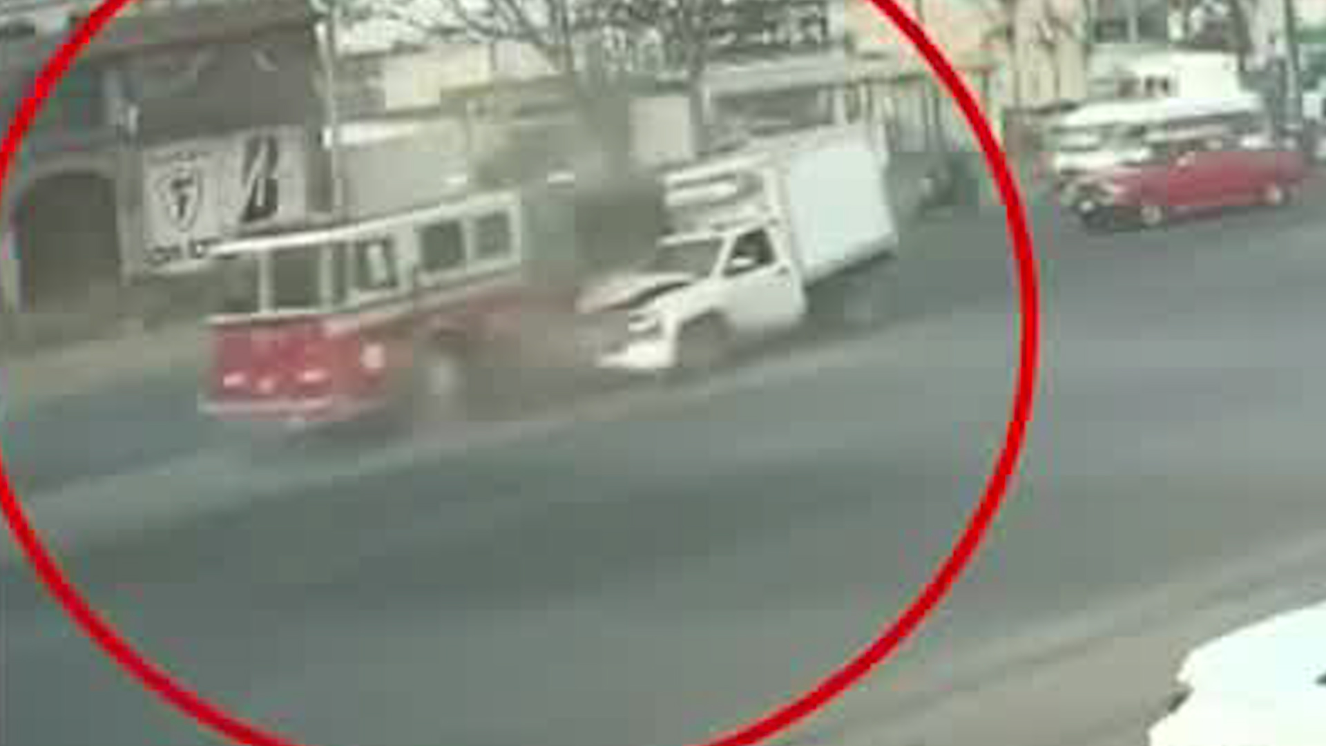 En el Corredor Vial San José, sobre la autopista México-Tuxpan, la camioneta tipo pick-up no habría respetado la luz roja del semáforo.