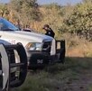 Policías junto a una patrulla en un terreno ubicado entre Puebla y Tlaxcala.