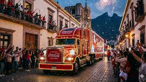 Camión navideño de Coca-Cola en Monterrey.