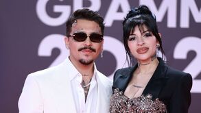 Christian Nodal y Cazzu juntos en una alfombra roja antes de separarse y que Nodal iniciara otra relación.