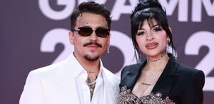 Christian Nodal y Cazzu juntos en una alfombra roja antes de separarse y que Nodal iniciara otra relación.