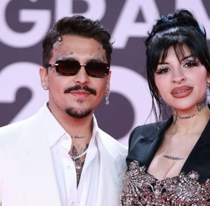 Christian Nodal y Cazzu juntos en una alfombra roja antes de separarse y que Nodal iniciara otra relación.