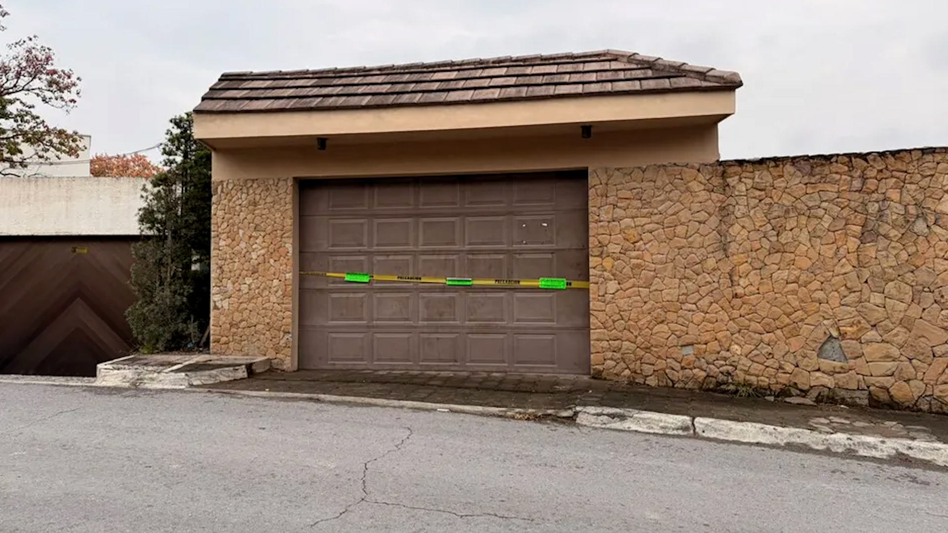 El municipio de San Pedro colocó sellos de clausura en la casa donde se llevó a cabo una fiesta clandestina en la colonia San Patricio, pero cometió un error.