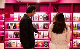 Dos personas de espaldas mirando un estante de libros