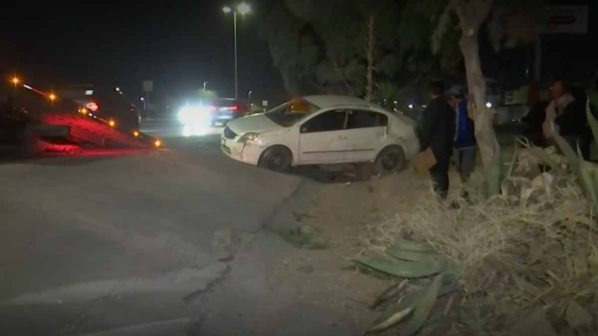 Imagen de las cámaras de Telediario con un carro blanco que sufrió daños tras choque.
