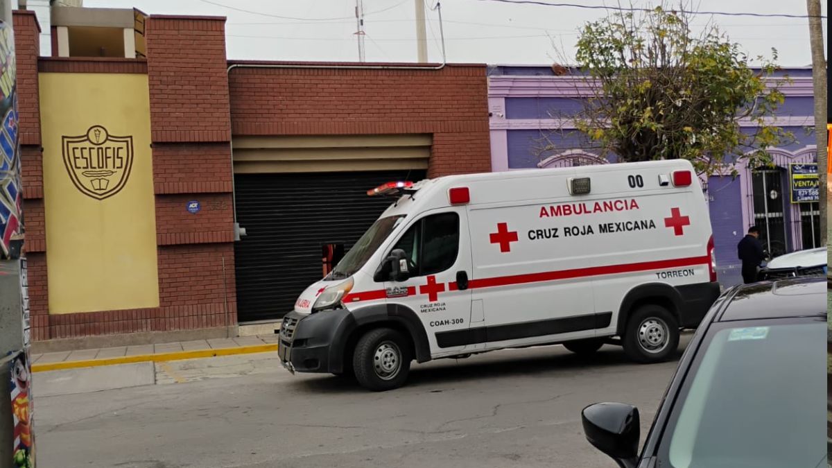 Una profesora de 61 años perdió la vida de manera trágica y repentina mientras se encontraba dentro de su salón de clases en Torreón.