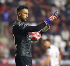 Camilo Vargas durante un partido de temporada regular con Atlas.