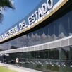 Vista de la fachada exterior de la Fiscalía General del Estado de Michoacán con automóviles estacionados alrededor y una persona caminando