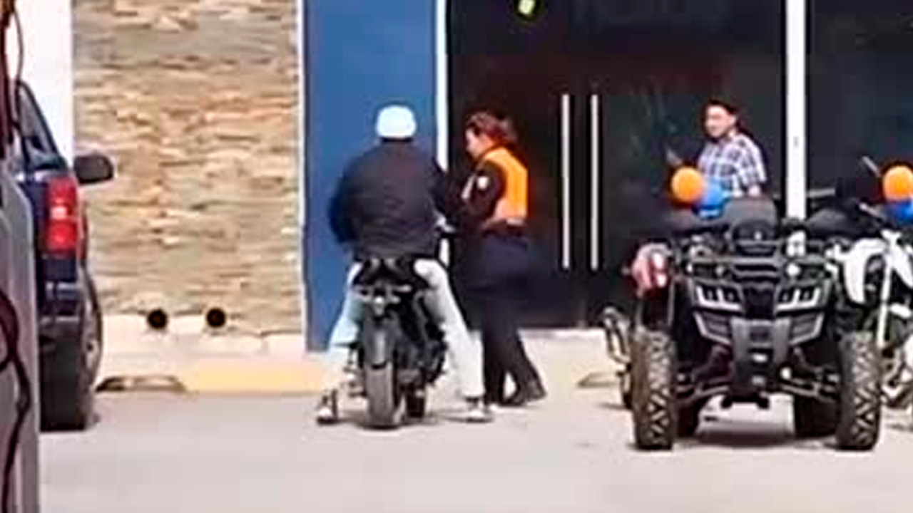 Una reciente grabación que circula en plataformas digitales, muestra el tenso encuentro entre una oficial de Tránsito y un joven motociclista.