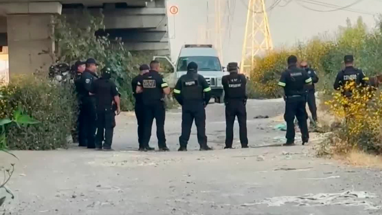 Vecinos reportaron el hallazgo de restos humanos en el canal de aguas negras del Río de los Remedios, en Ecatepec.
