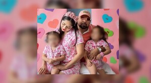 Maritza Espino sentada a un lado de su exesposo, quien tiene los ojos censurados, cada uno sosteniendo a sus hijas quienes tienen las caras censuradas