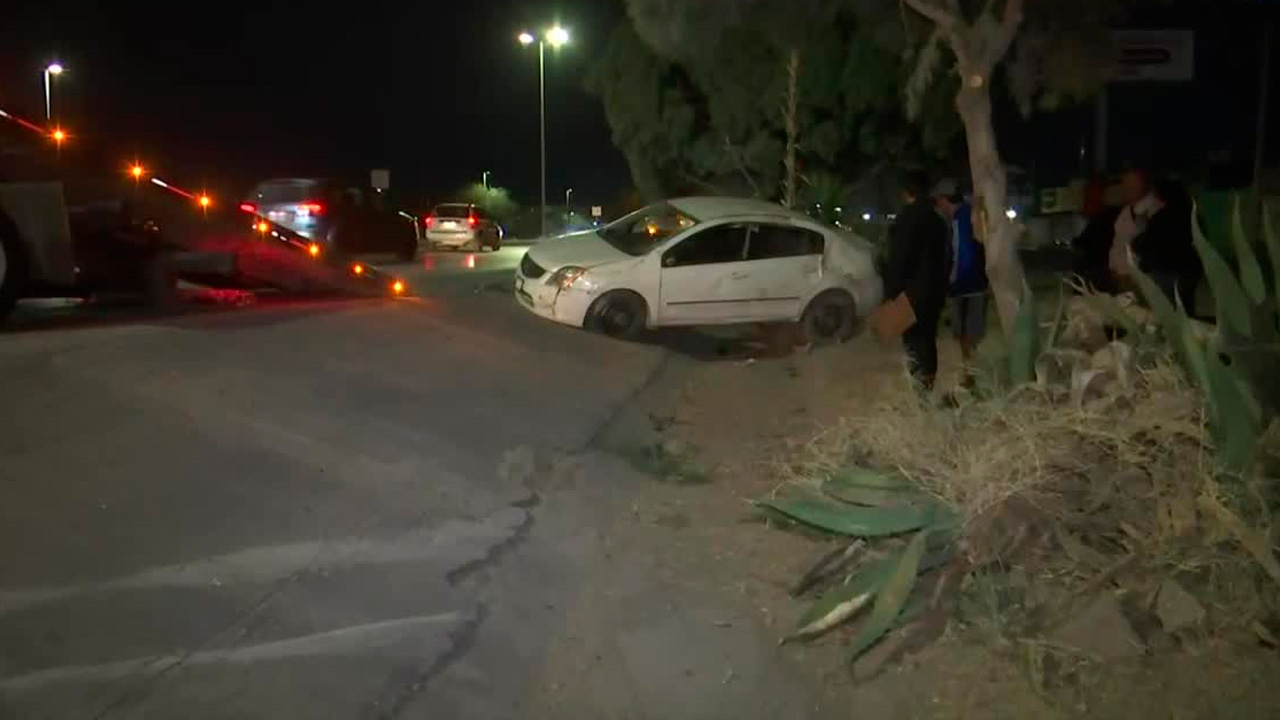 Automovilistas que circulaban por la zona fueron testigos del estruendo y de inmediato detuvieron su marcha para auxiliar al conductor.