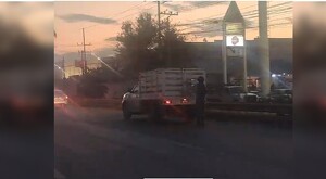 Imagen que capta el riesgo de un patinador sujetándose en una camioneta.