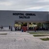Hay una fachada que dice Hospital General de Saltillo y varias personas caminando.