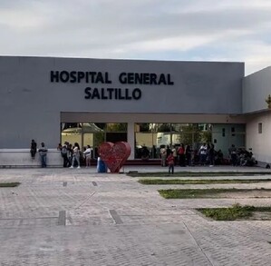Hay una fachada que dice Hospital General de Saltillo y varias personas caminando.