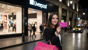 Muchas personas esperan ansiosas comprar durante la venta nocturna de Liverpool.