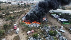 Bodega de empresa Estrella Blanca se incendia en Mineral de Reforma, Hidalgo.