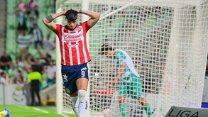 Alan Pulido durante el Santos vs Chivas.