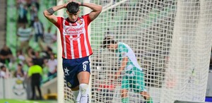 Alan Pulido durante el Santos vs Chivas.
