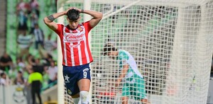Alan Pulido durante el Santos vs Chivas.