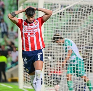 Alan Pulido durante el Santos vs Chivas.