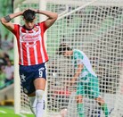 Alan Pulido durante el Santos vs Chivas.