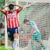Alan Pulido durante el Santos vs Chivas.