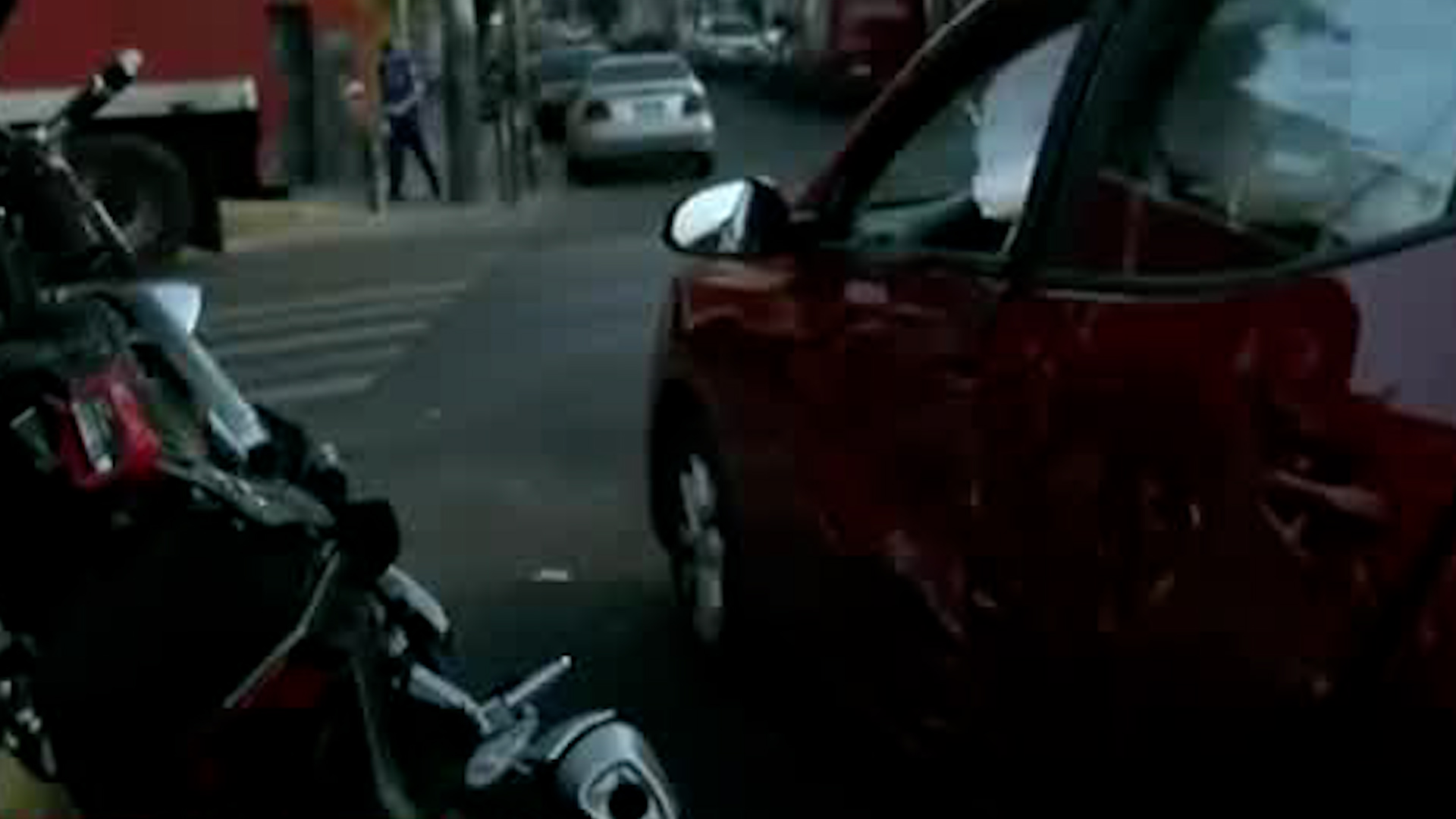 Se presume que un automovilista iba a cruzar una calle cuando impactó al conductor de una moto.