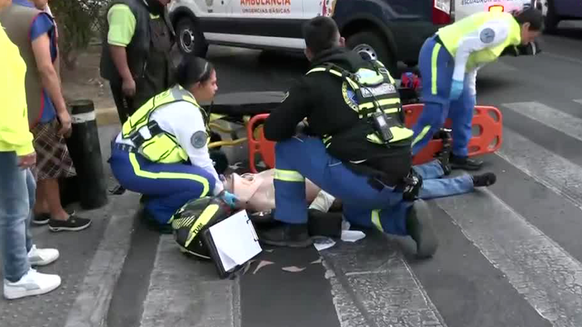 El conductor de la motocicleta presuntamente iba a exceso de velocidad cuando intentó frenar.
