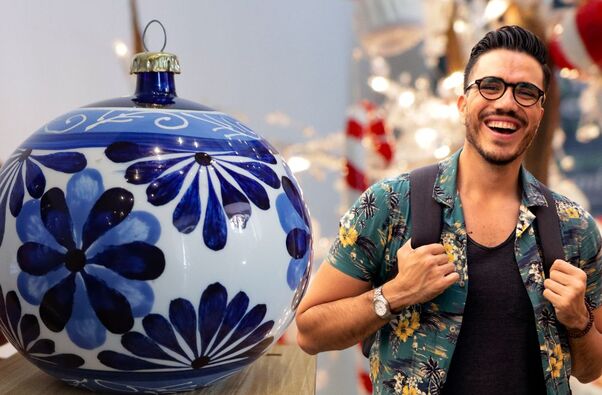 Esferas de Chignahuapan y joven alegre.