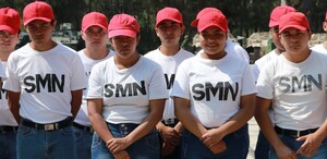 Se observan mujeres y hombres vestidos con playera blanca y cachucha roja.