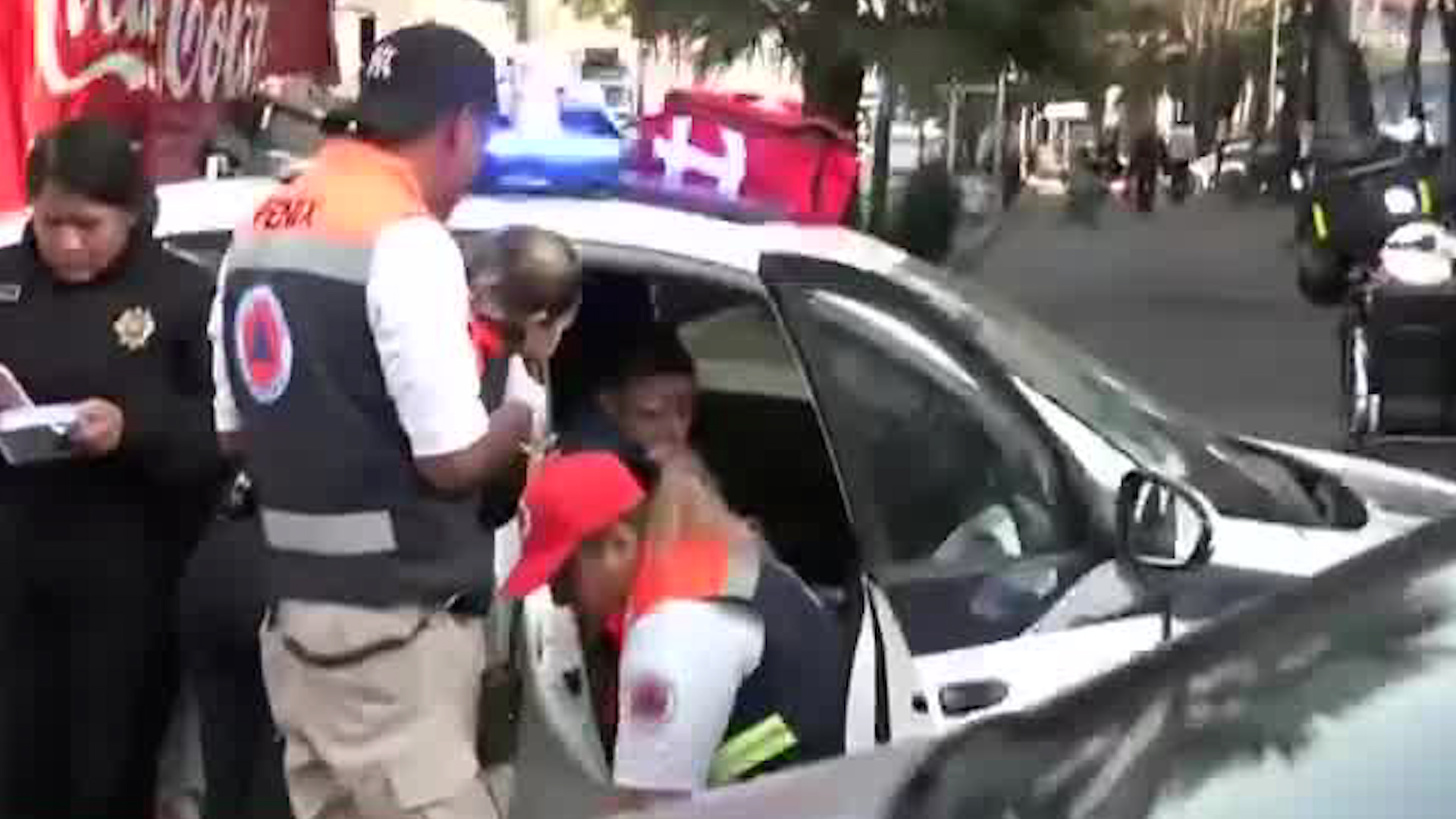 Al pasarse la señalización de alto en un crucero, dos motociclistas se impactaron fuertemente causándose lesiones graves.