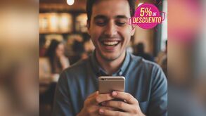 Hombre generado con IA de Gemini sonriendo al celular por promociones de Liverpool.