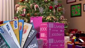 Árbol de Navidad con regalos de Liverpool y tarjetas que participan en la venta nocturna de diciembre 2025