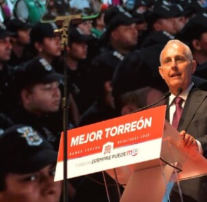 Román Alberto Cepeda hablando al micrófono