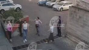 Administradora de edificio pide pago de servicios e inquilinas mandan a balear su auto en Iztacalco.