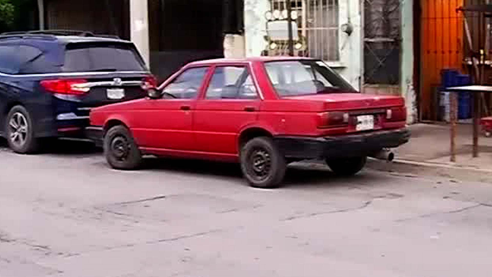 Oficiales hallaron el vehículo que coincidía con la unidad denunciada como robada en la zona norte de Monterrey.