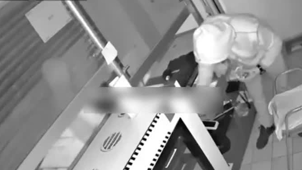 Tres presuntos delincuentes fueron detenidos tras asaltar una sucursal de la pastelería La Zarza durante la madrugada de este jueves 4 de diciembre.