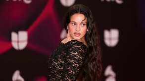 Rosalía posando en una alfombra roja.