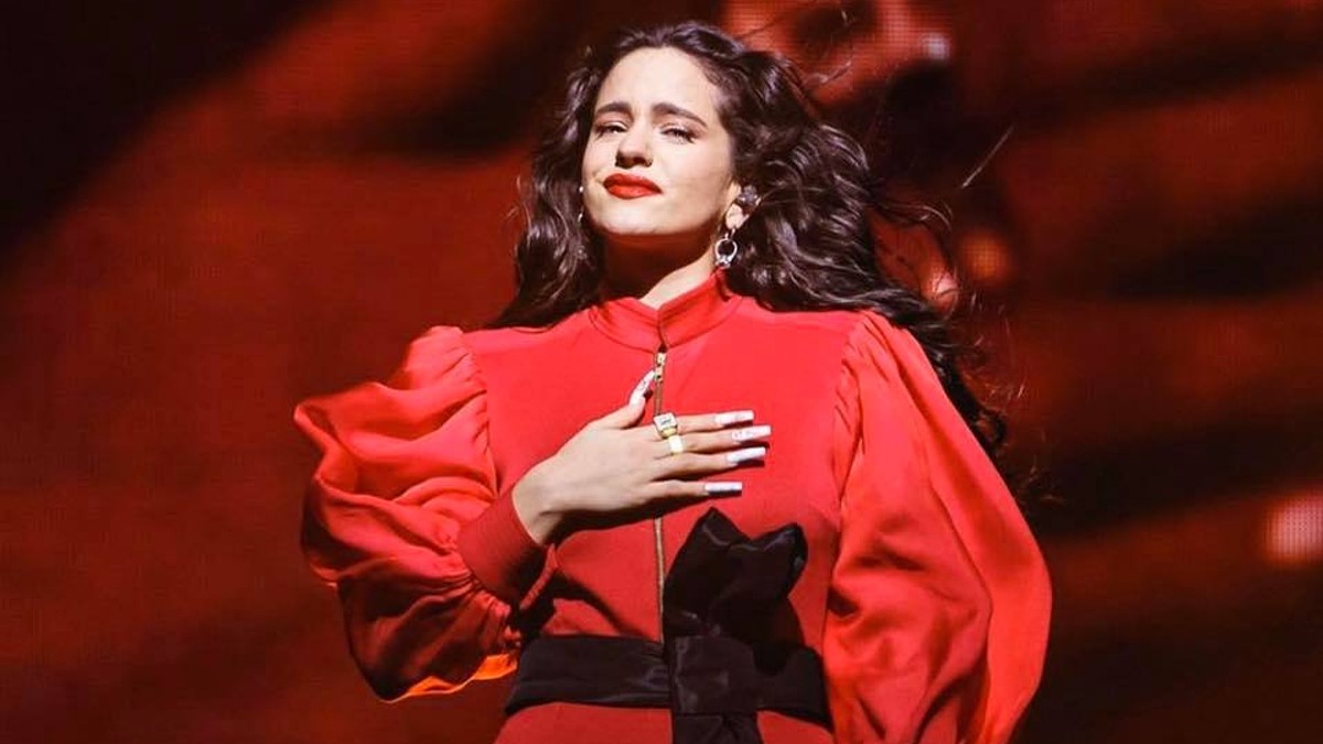 Rosalía con vestido rojo en concierto.