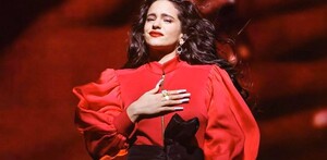 Rosalía con vestido rojo en concierto.