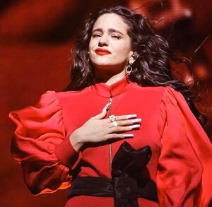 Rosalía con vestido rojo en concierto.