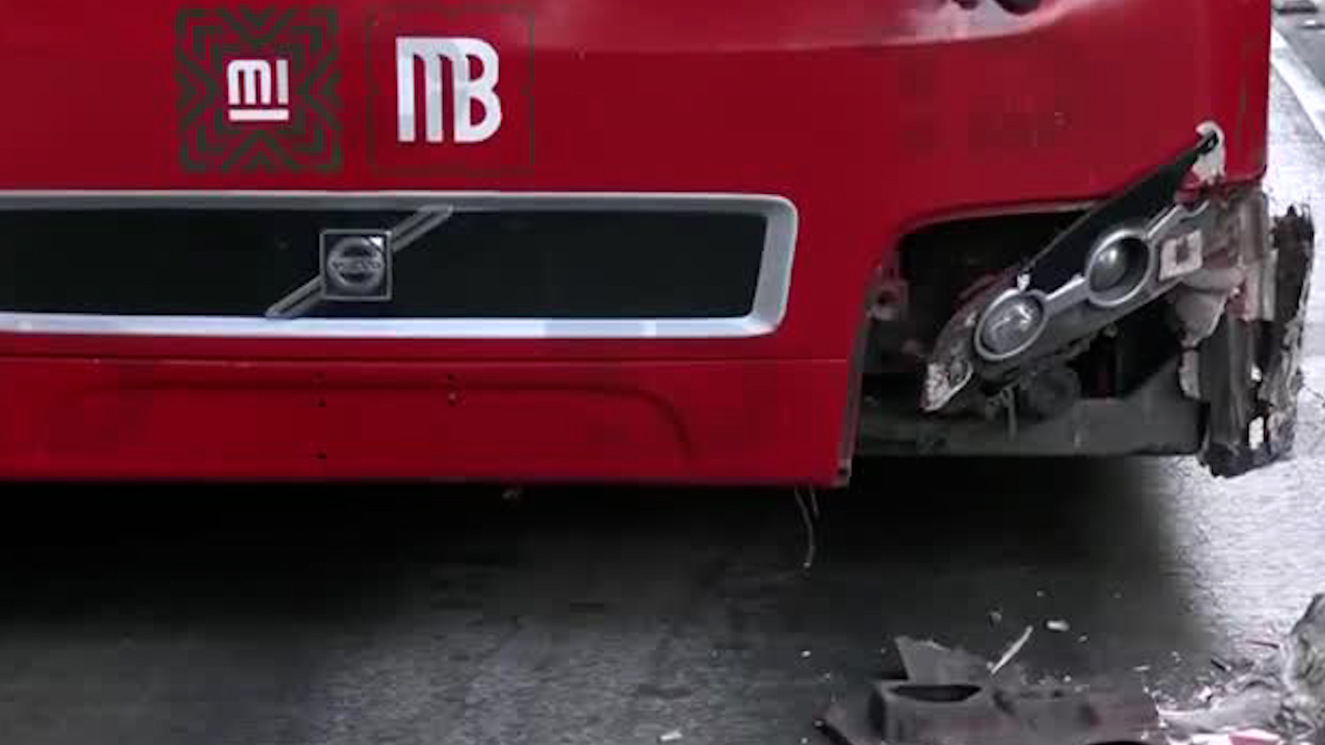 El accidente sobre Paseo de la Reforma ocurrió cuando una camioneta de la policía hace un corte en la circulación sobre el carril del Metrobús.