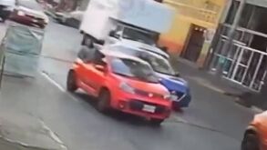 Mujer saca cuerpo de carro para alertar sobre su secuestro en Naucalpan, Estado de México