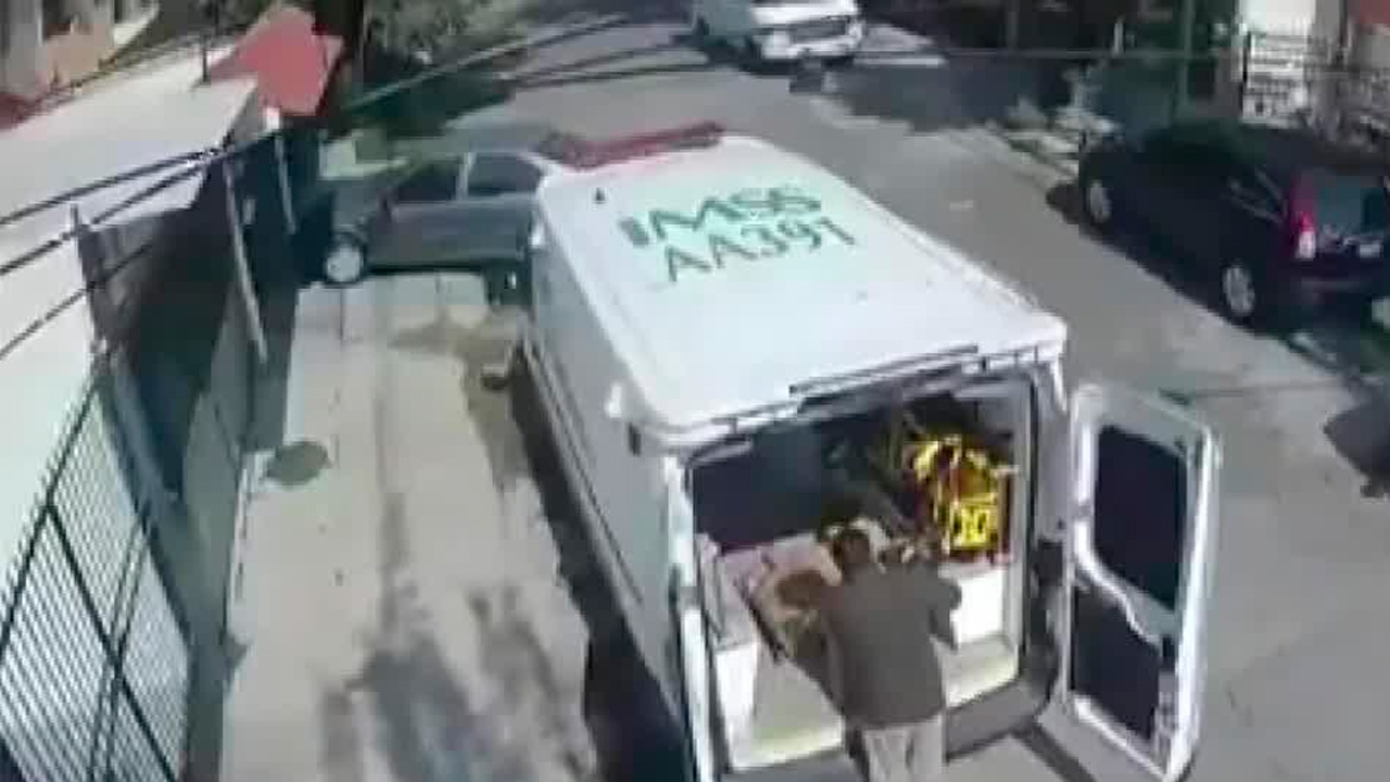 Una ambulancia del IMSS fue captada descargando cajas con azulejos en un domicilio de la colonia Sección Parques.