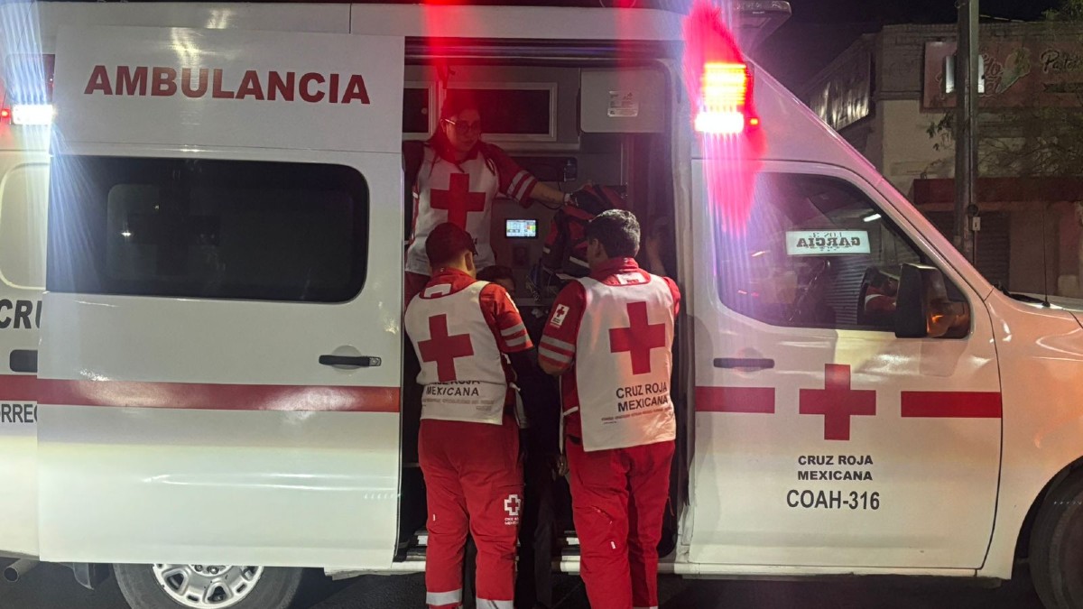 Paramédicos atendiendo a hombre que fue golpeado durante un asalto en el Centro de Torreón.