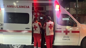 Paramédicos atendiendo a hombre que fue golpeado durante un asalto en el Centro de Torreón.