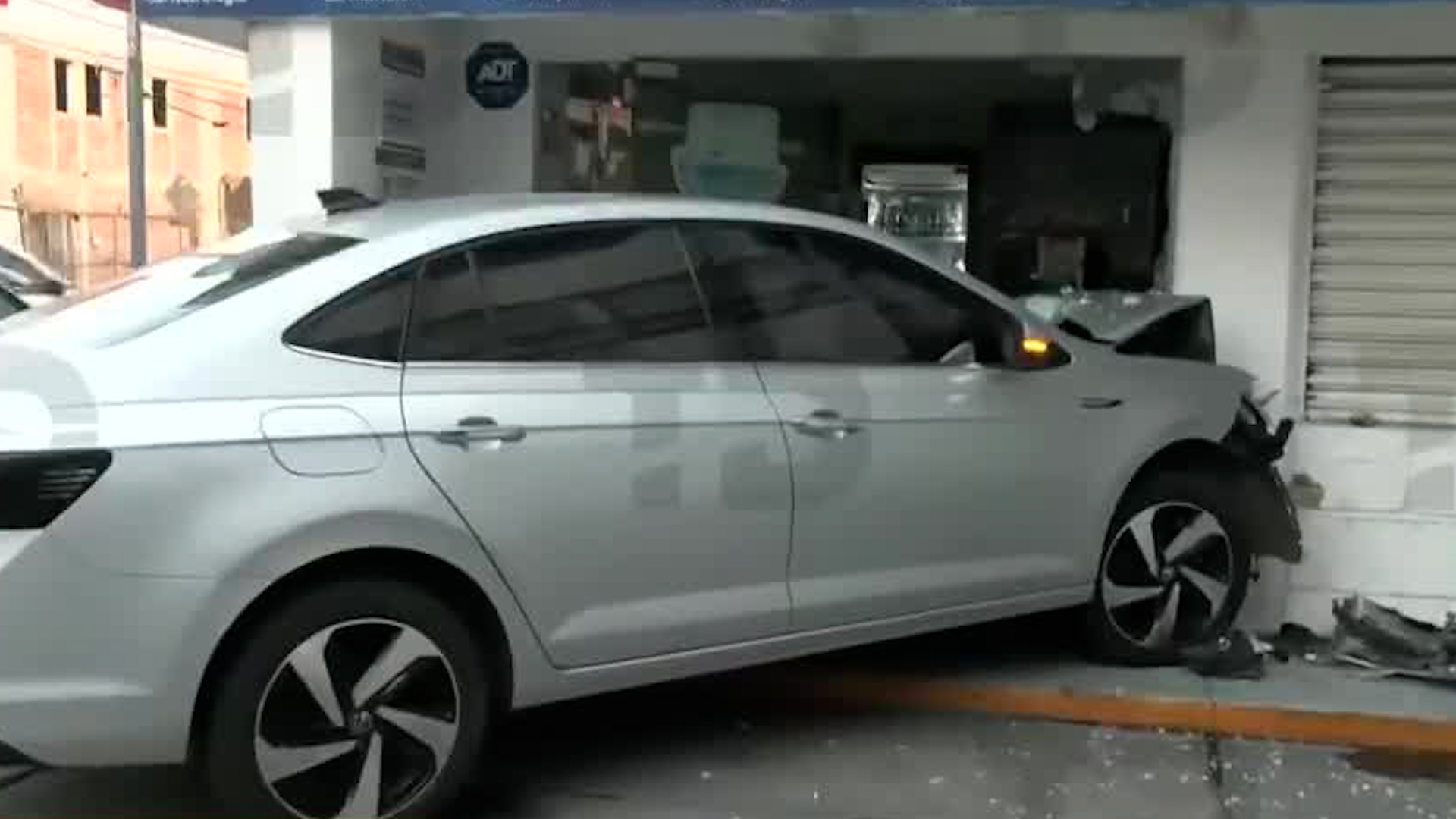 Una mujer conducía su vehículo cuando perdió el control y se estrelló fuertemente con la fachada de una farmacia.